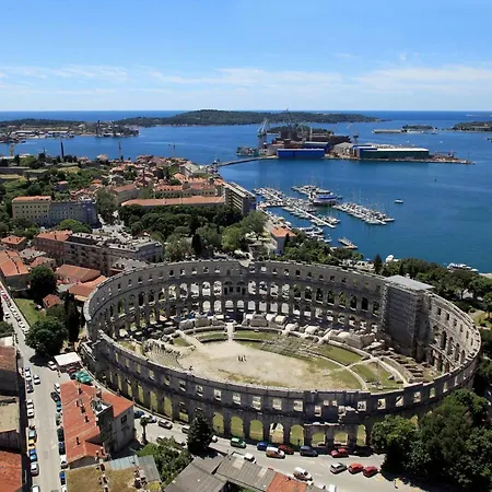 With A Parking Space - 13416 Pula